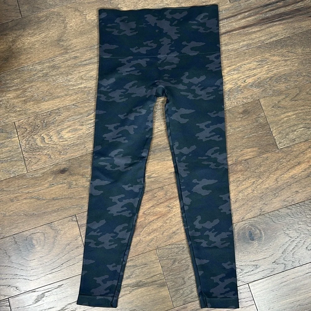 SPANX Look At Me Now Seamless Leggings Gray Camo Sz L #FL3515 NWOT